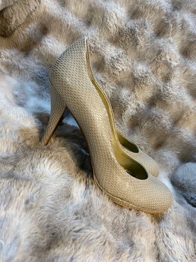 Tahari Beige Textured High Heels